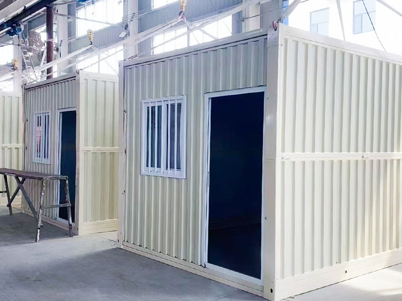 Großer Faltcontainerraum aus Wellpappe