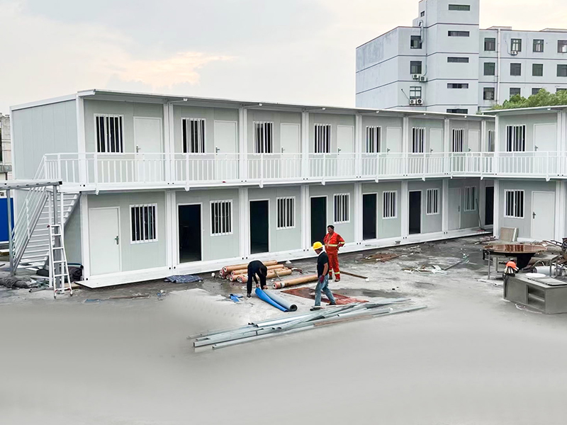 Temporärer Schlafsaal auf der Baustelle in Myanmar, schnell zusammengebauter Containerraum