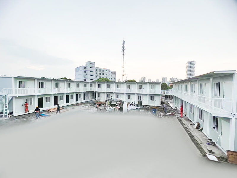 Temporärer Schlafsaal auf der Baustelle in Myanmar, schnell zusammengebauter Containerraum