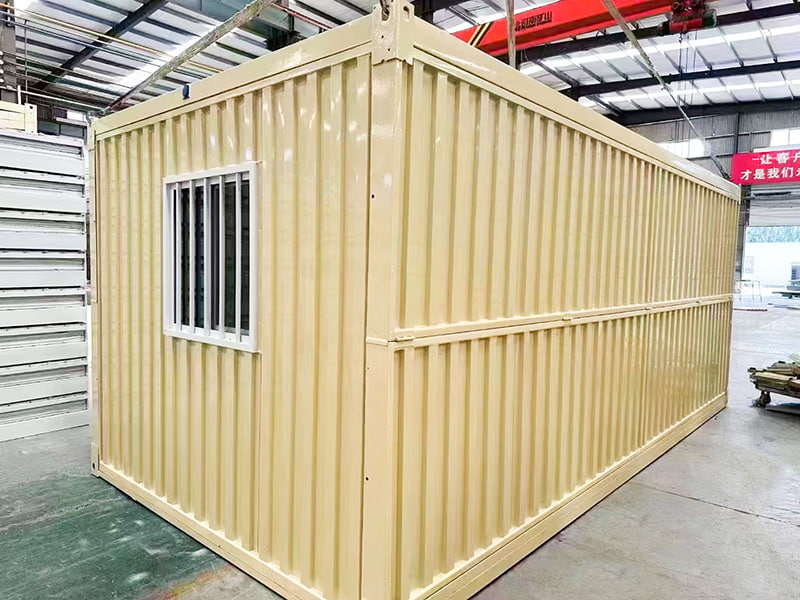 Großer Faltcontainerraum aus Wellpappe