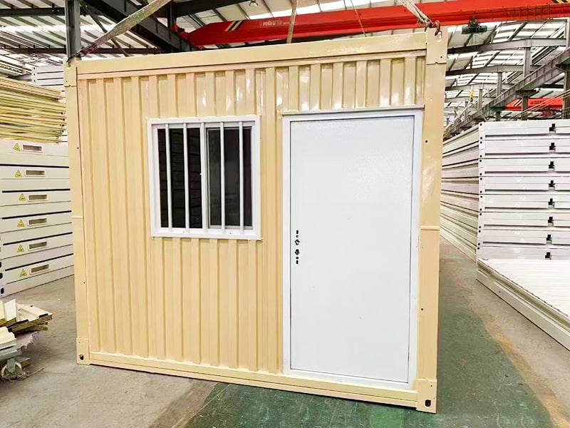 Großer Faltcontainerraum aus Wellpappe
