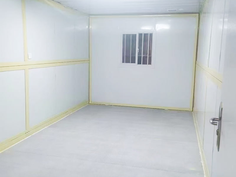Großer Faltcontainerraum aus Wellpappe